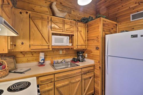 Peaceful Cabin 4 Mi to Broken Bow Lake with Hot Tub! - main image