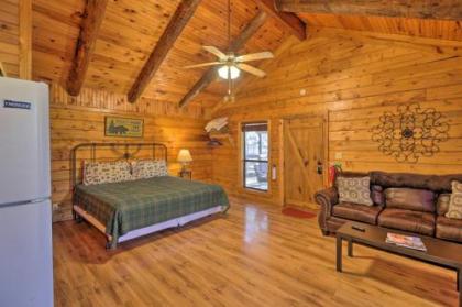 Peaceful Cabin 4 Mi to Broken Bow Lake with Hot Tub! - image 3