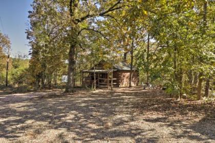 Peaceful Cabin 4 Mi to Broken Bow Lake with Hot Tub! - image 4