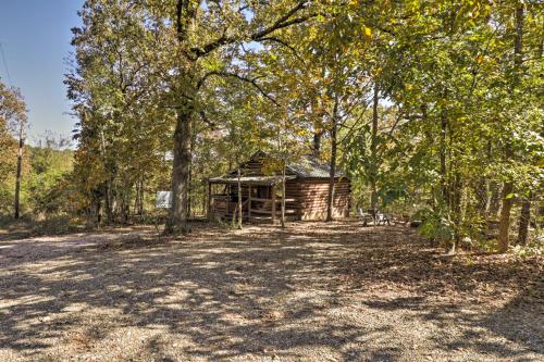 Peaceful Cabin 4 Mi to Broken Bow Lake with Hot Tub! - image 4