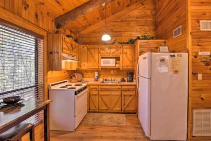 Peaceful Cabin 4 Mi to Broken Bow Lake with Hot Tub! - image 5