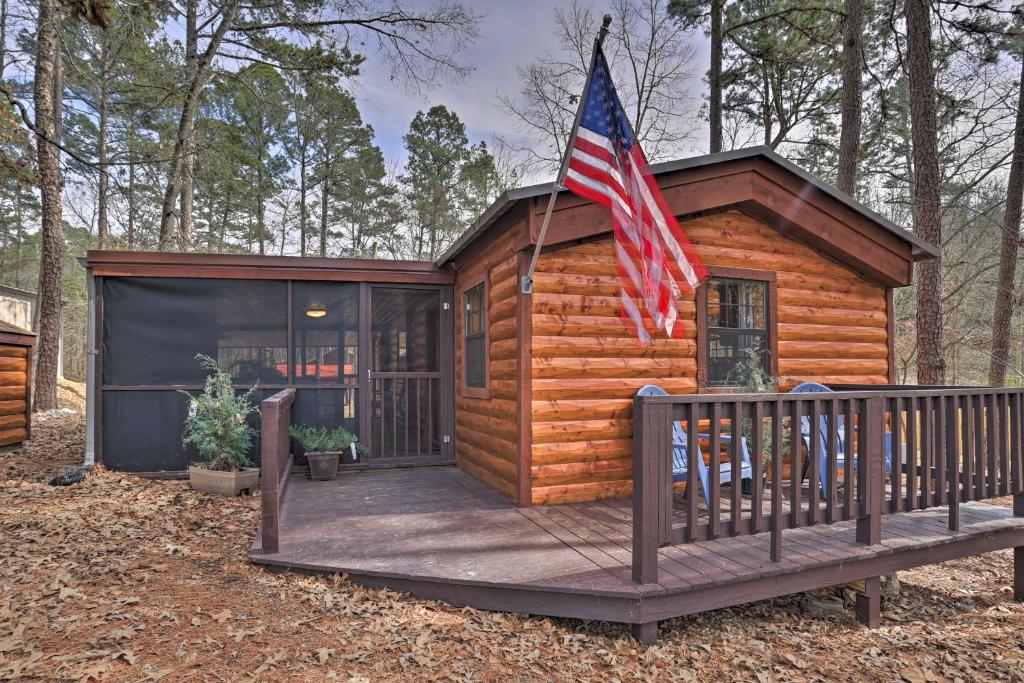 Broken Bow Sanctuary with Hot Tub and Deck Less Than 7 Mi to Lake! - main image