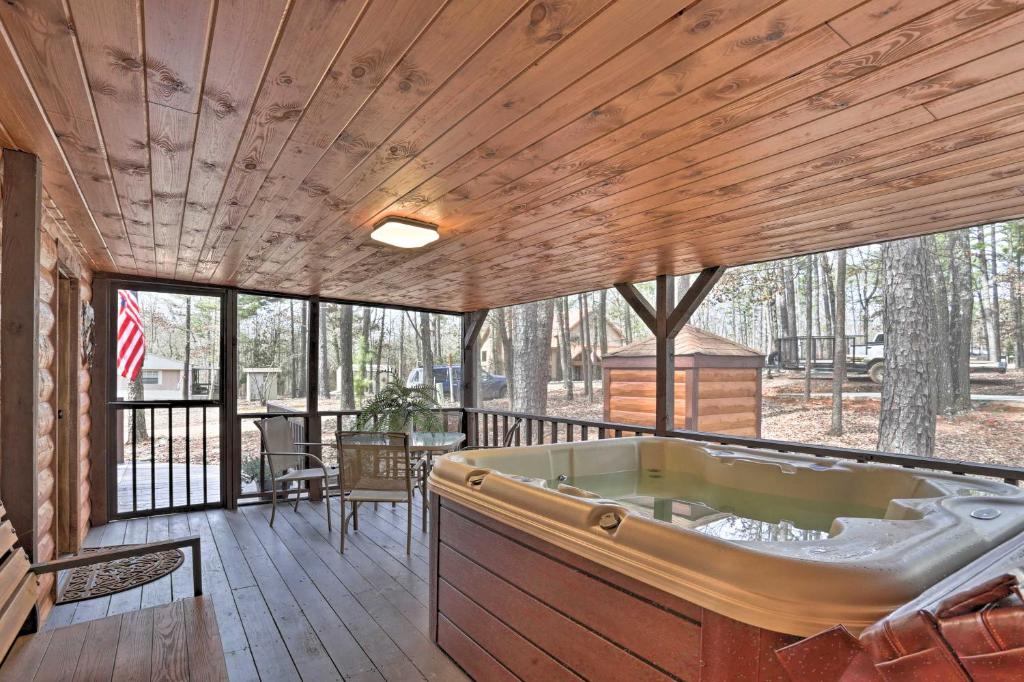 Broken Bow Sanctuary with Hot Tub and Deck Less Than 7 Mi to Lake! - image 2