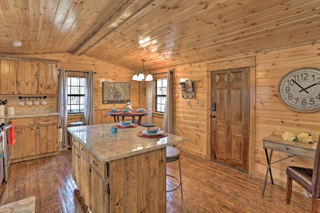 Broken Bow Sanctuary with Hot Tub and Deck Less Than 7 Mi to Lake! - image 6