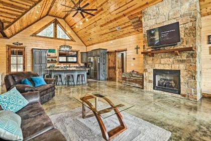 Updated Pet-Friendly Cabin 5Mi to Broken Bow Lake - image 5