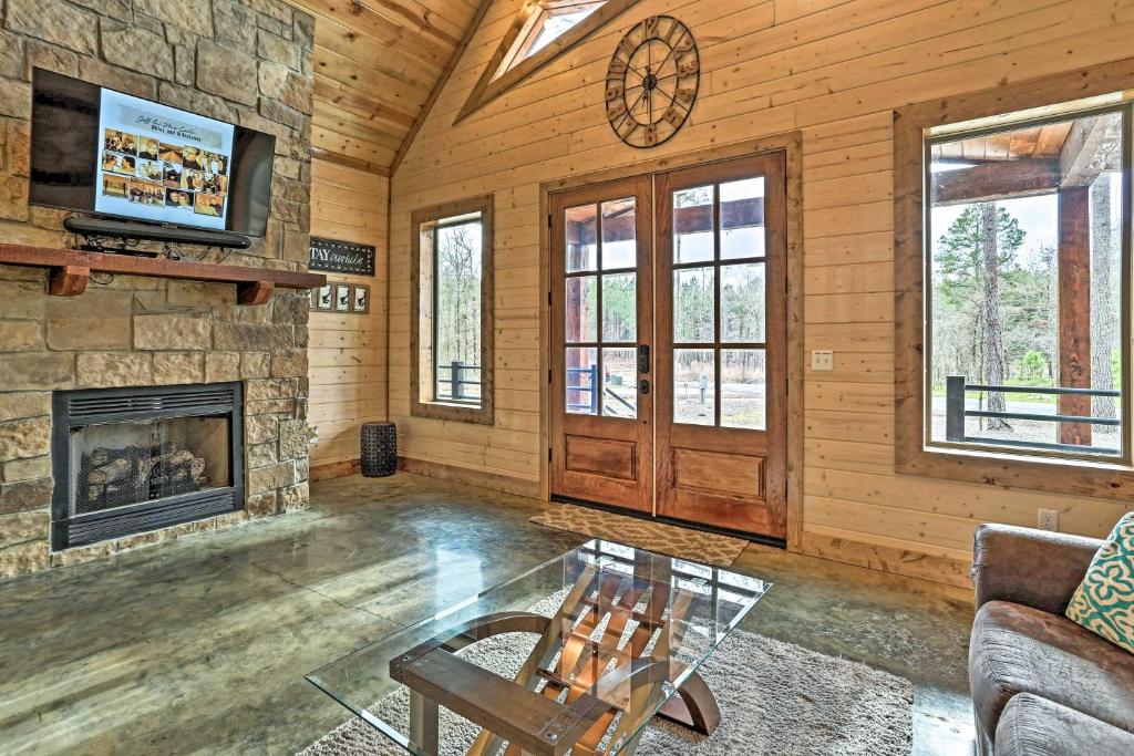 Updated Pet-Friendly Cabin 5Mi to Broken Bow Lake - image 6