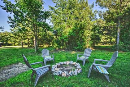 Cozy Chic Broken Bow Cabin with Fire Pit and Grill! - image 4