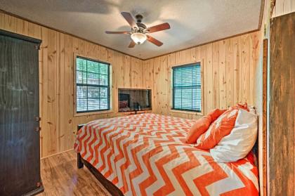 Paddles Up Broken Bow Getaway with Hot Tub! - image 10