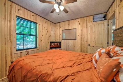 Paddles Up Broken Bow Getaway with Hot Tub! - image 16