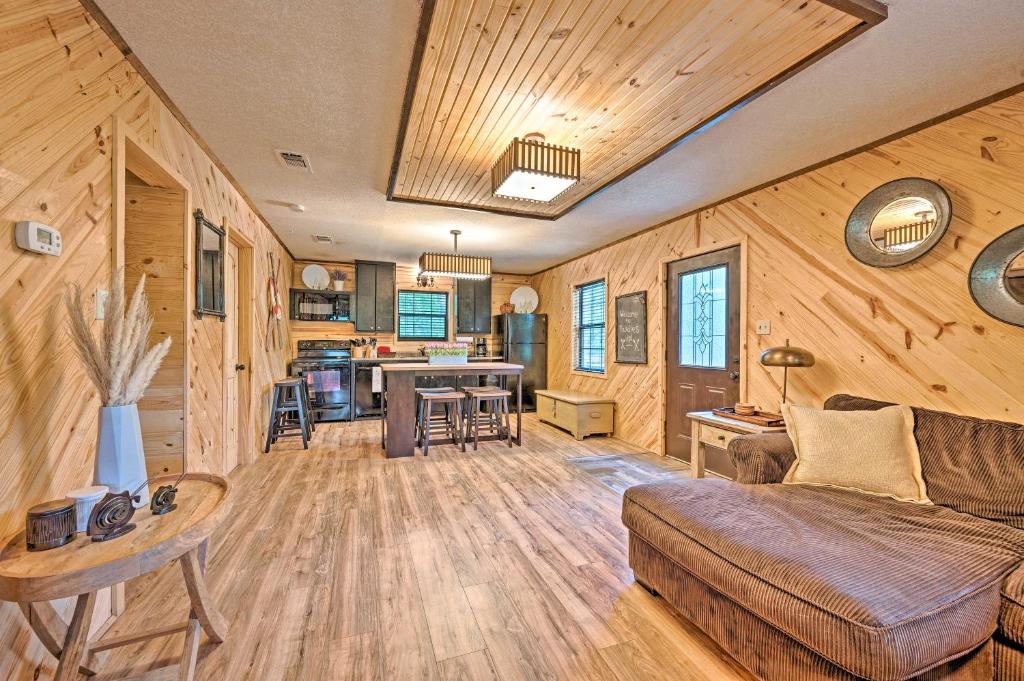 Paddles Up Broken Bow Getaway with Hot Tub! - image 7