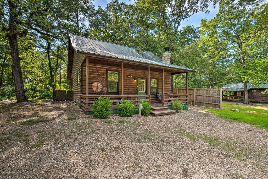 Centrally Located Broken Bow Cabin with Hot Tub - main image