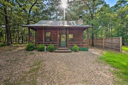 Centrally Located Broken Bow Cabin with Hot Tub - image 18