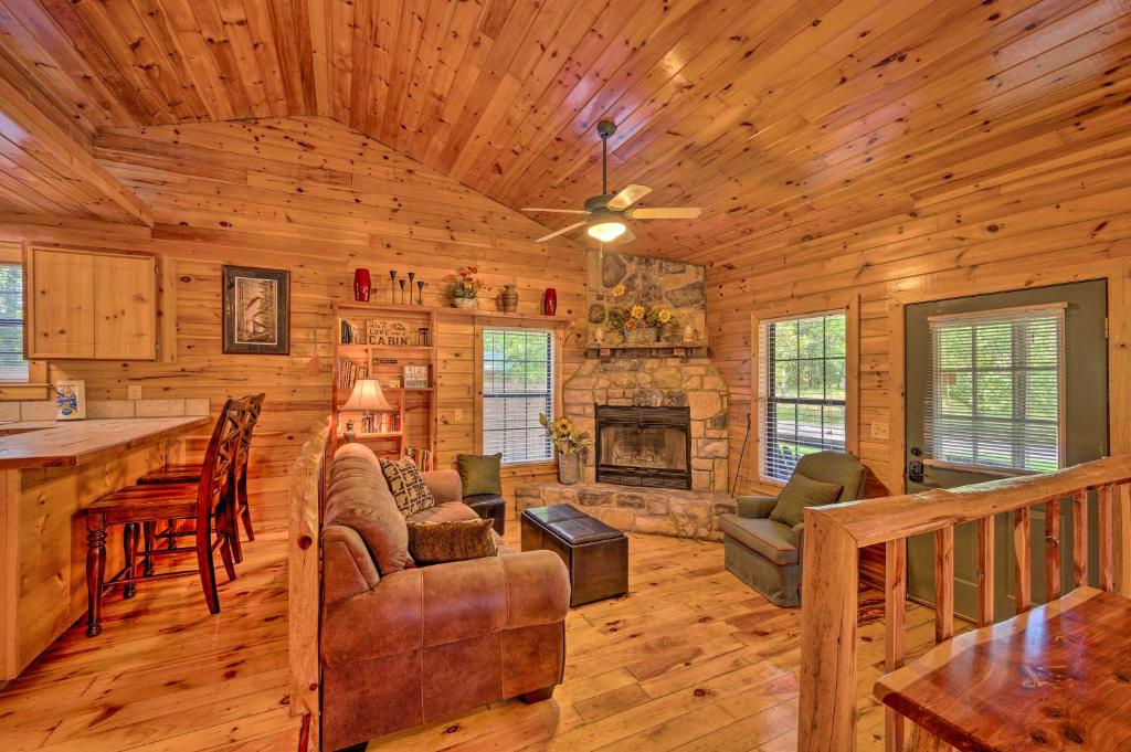 Centrally Located Broken Bow Cabin with Hot Tub - image 3