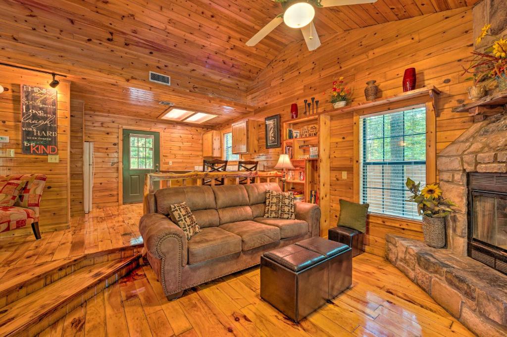 Centrally Located Broken Bow Cabin with Hot Tub - image 4