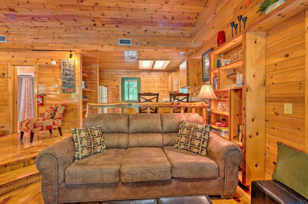 Centrally Located Broken Bow Cabin with Hot Tub - image 5