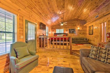 Centrally Located Broken Bow Cabin with Hot Tub - image 6