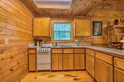 Centrally Located Broken Bow Cabin with Hot Tub - image 8