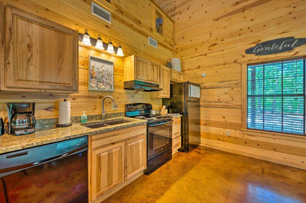 Cabin with Games and Hot Tub 4 Mi to Beavers Bend! - image 6