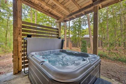 Modern Cabin with Luxury Deck and Private Hot Tub - image 3