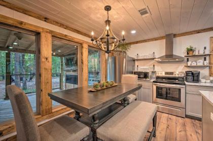 Modern Cabin with Luxury Deck and Private Hot Tub - image 8