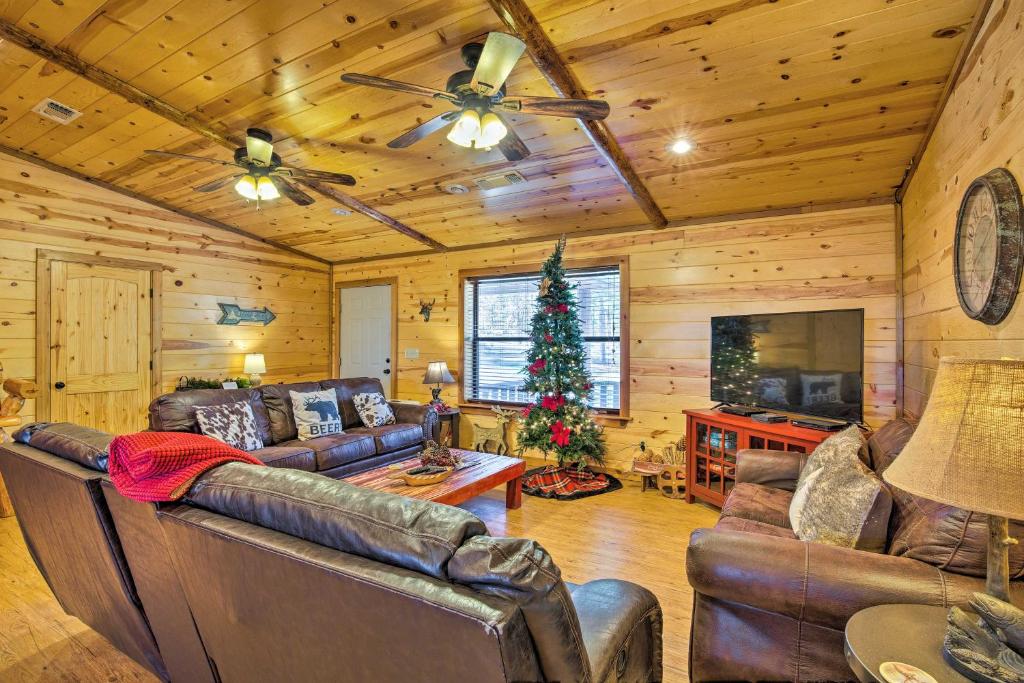 Broken Bow Cabin with Hot Tub and Covered Deck! - main image