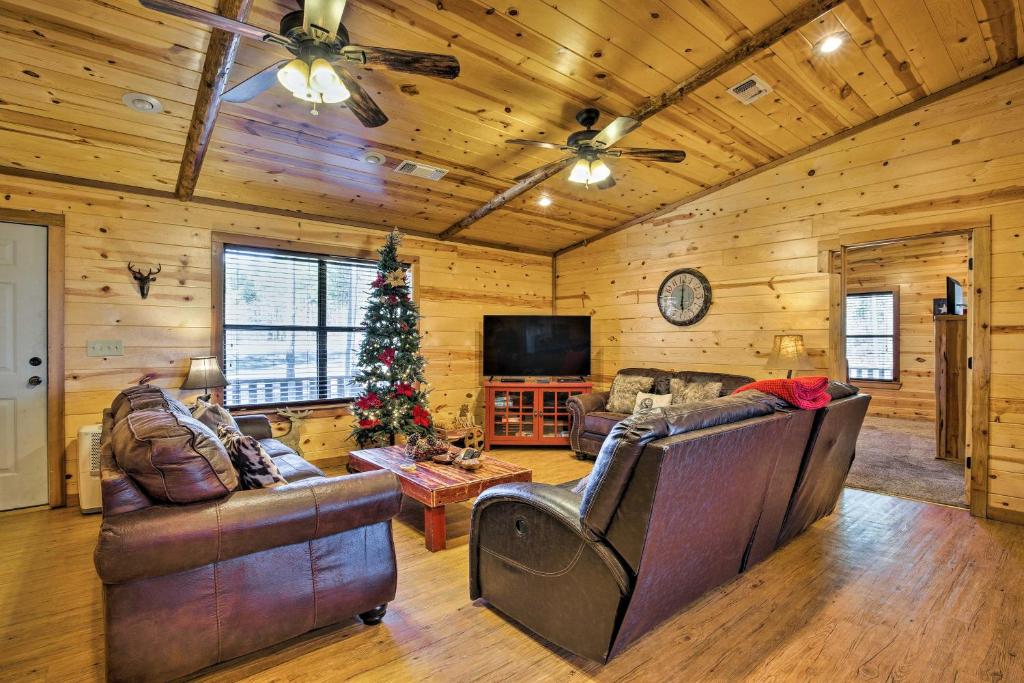 Broken Bow Cabin with Hot Tub and Covered Deck! - image 2