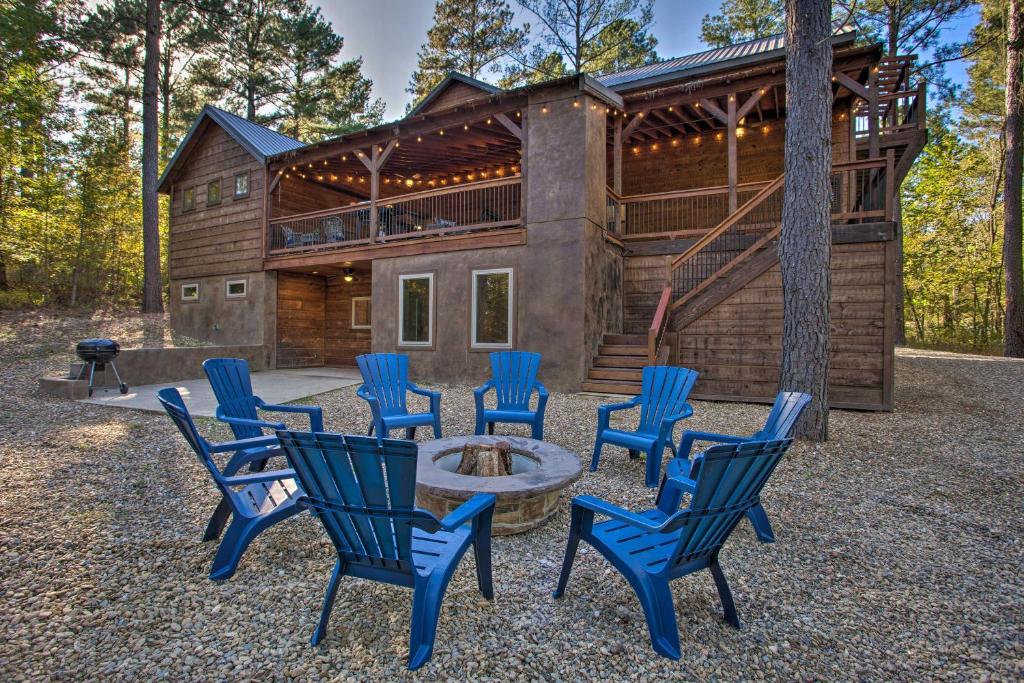 Large Luxury Cabin Game Room Fire Pit Deck - main image