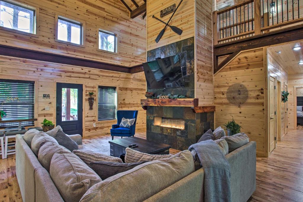 Large Luxury Cabin Game Room Fire Pit Deck - image 3