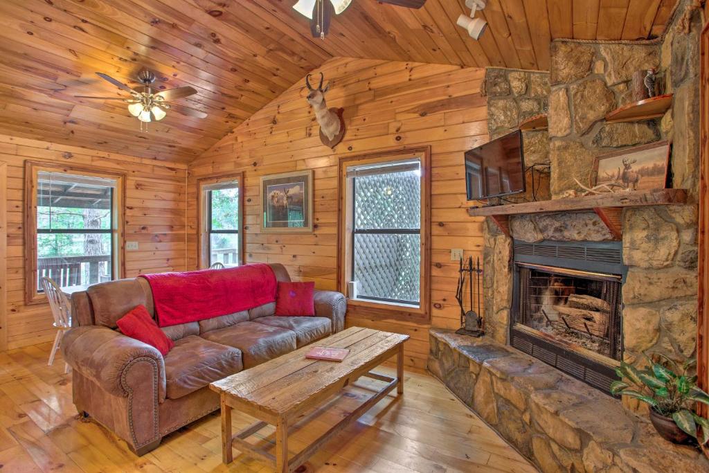 Pet-Friendly Cabin 5 Miles to Broken Bow Lake - main image