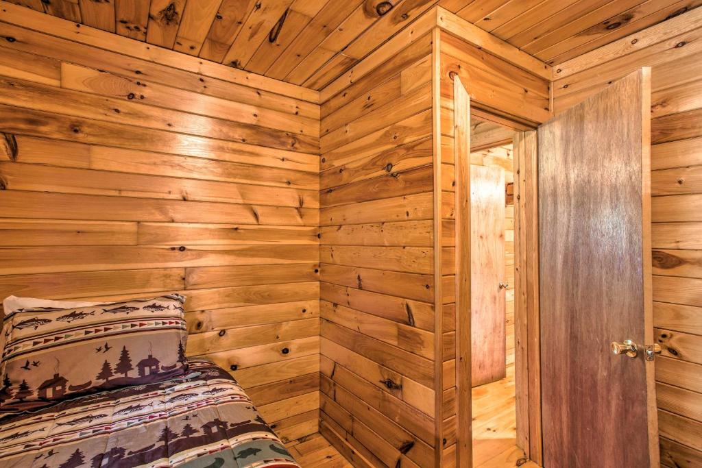 Pet-Friendly Cabin 5 Miles to Broken Bow Lake - image 2