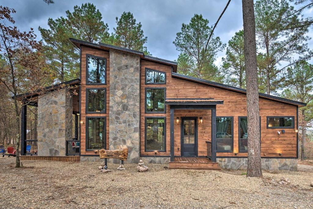 Luxe Cabin in the Woods Hot Tub and Yard Games - main image