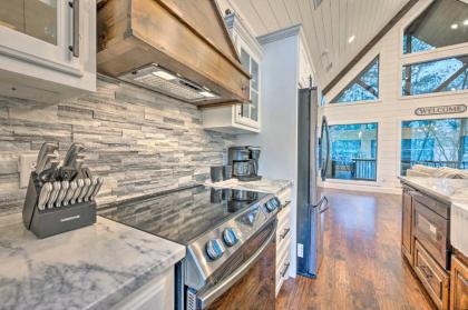 Modern Cabin with Hot Tub 1 Mi from Hochatown! - image 11