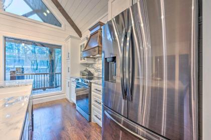 Modern Cabin with Hot Tub 1 Mi from Hochatown! - image 12