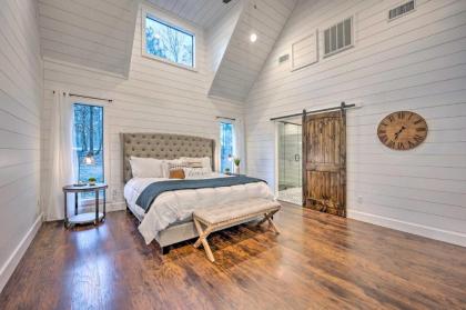 Modern Cabin with Hot Tub 1 Mi from Hochatown! - image 14