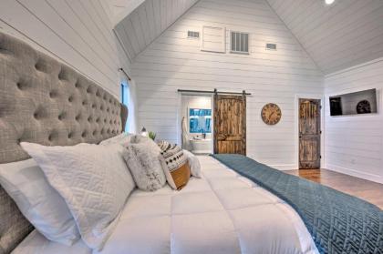 Modern Cabin with Hot Tub 1 Mi from Hochatown! - image 16