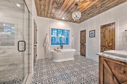 Modern Cabin with Hot Tub 1 Mi from Hochatown! - image 18