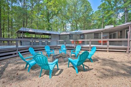 Lavish Getaway with Hot Tub on Almost 6 Acres! - image 1