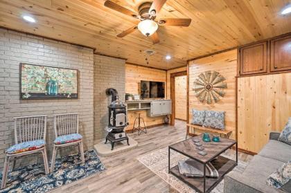 Lavish Getaway with Hot Tub on Almost 6 Acres! - image 8