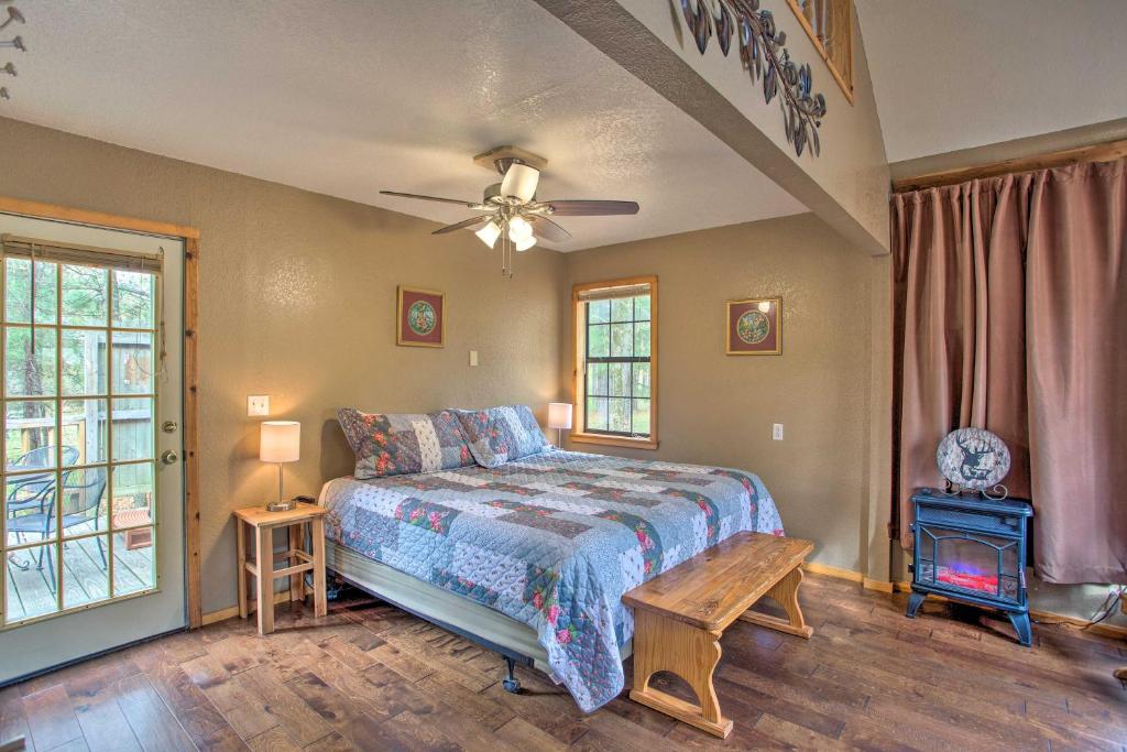 Wild Rose Studio Cabin with Private Hot Tub! - main image