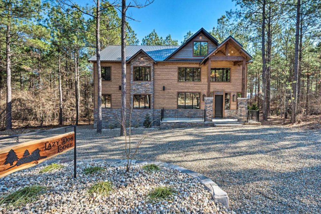 Luxe Lazy Dog Lodge with Hot Tub and Pool Table - image 2