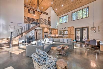 Luxe Lazy Dog Lodge with Hot Tub and Pool Table - image 5