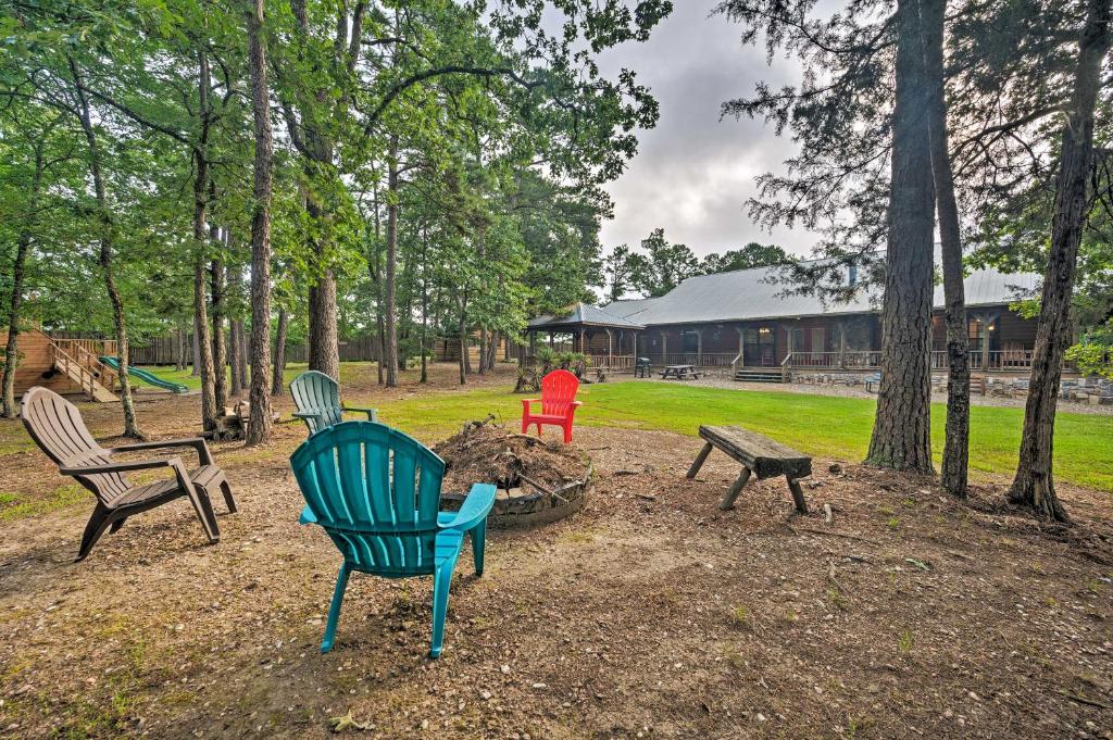 Cabin with Hot Tub 4 Mi to Broken Bow Lake! - image 5