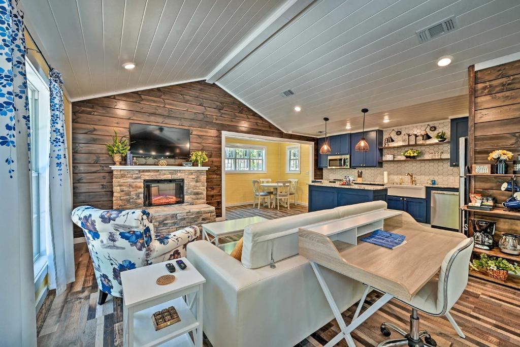 Modern Studio Cabin with Fire Pit Deck and BBQ! - main image