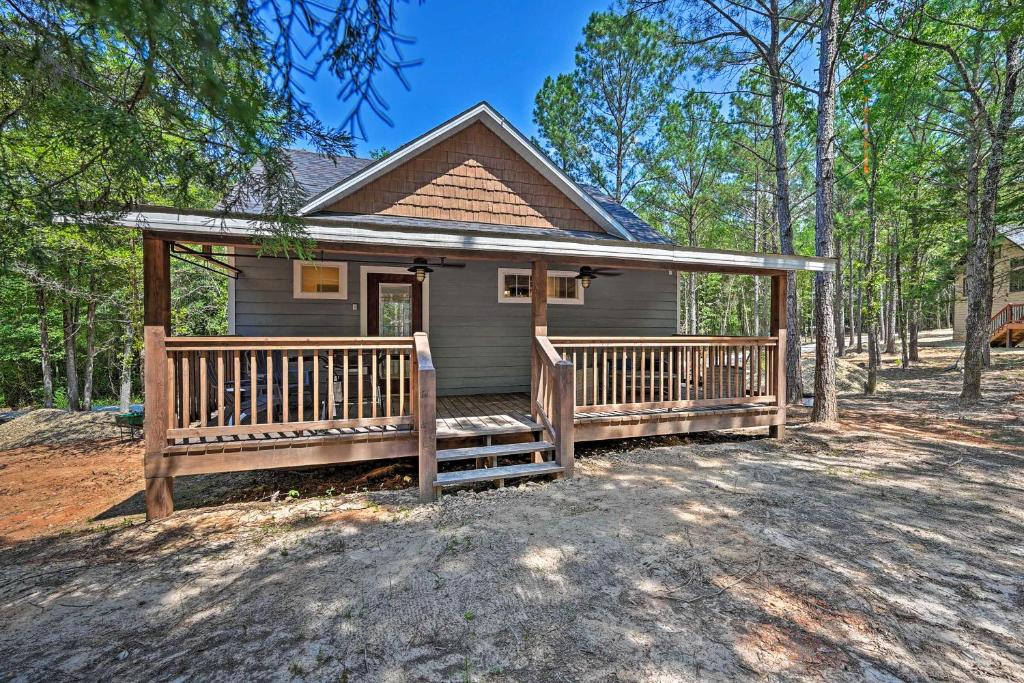 Modern Studio Cabin with Fire Pit Deck and BBQ! - image 3