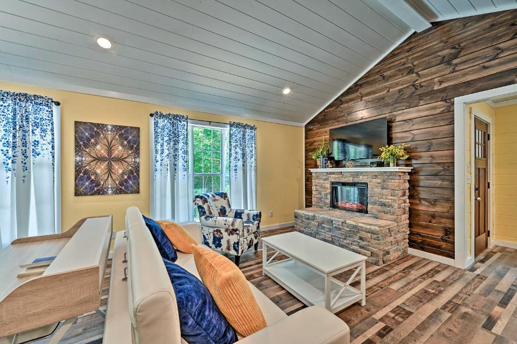 Modern Studio Cabin with Fire Pit Deck and BBQ! - image 5