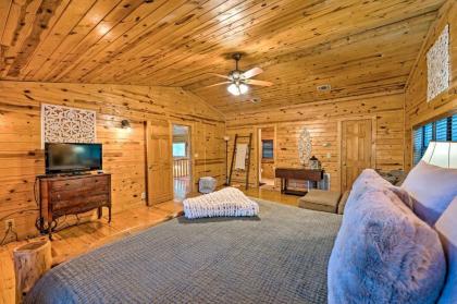 Picturesque Broken Bow Cabin Hot Tub and Deck! - image 10