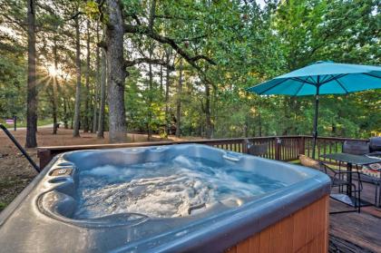 Picturesque Broken Bow Cabin Hot Tub and Deck! - image 3