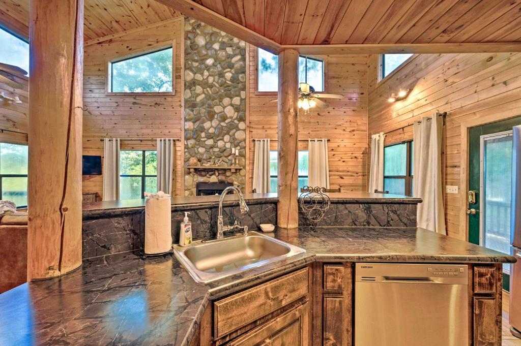 Picturesque Broken Bow Cabin Hot Tub and Deck! - image 7