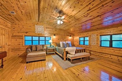 Picturesque Broken Bow Cabin Hot Tub and Deck! - image 9