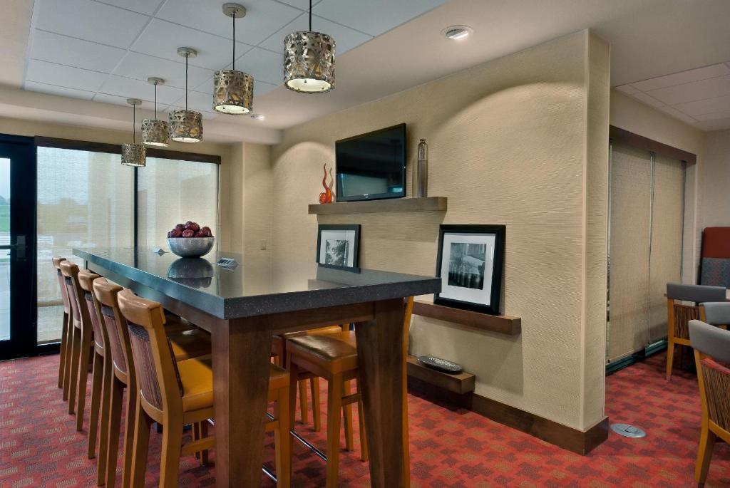 Hampton Inn Milwaukee Brookfield - image 6